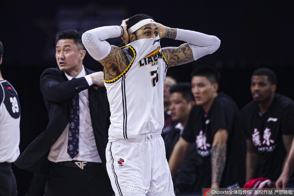 辽宁队夺冠后的合影环节，莫兰德调皮地藏在队友身后，只探出一个脑袋，脸上挂着标志性的憨厚又狡黠的笑容，双手还比出胜利的手势，尽显搞怪本色。