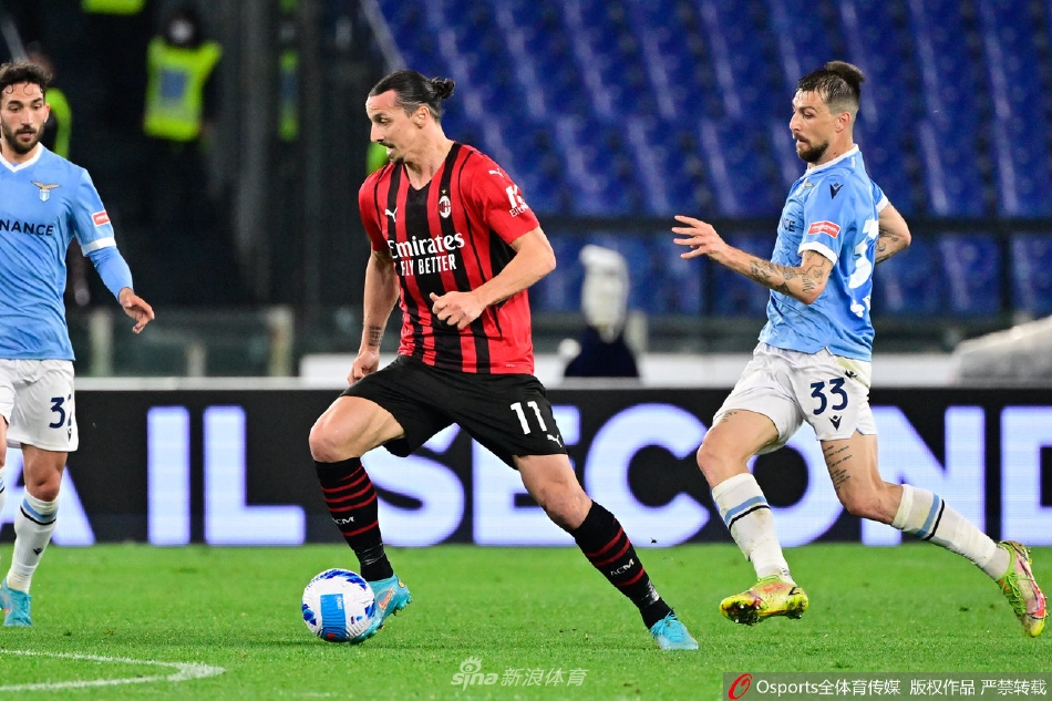 绝杀功臣托纳利被激动的队友们紧紧抱住，众人围聚相拥，画面中心是他因极度兴奋而有些扭曲却无比快乐的脸庞。