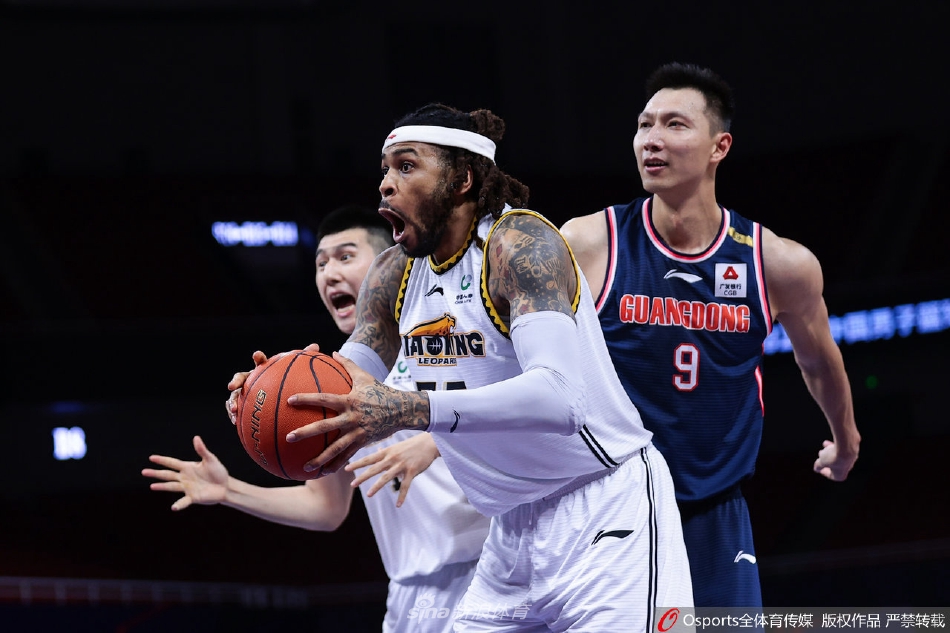 比赛中场休息时，莫兰德坐在替补席上，不知道队友说了什么，他突然毫无预兆地开怀大笑，笑得前仰后合，眼睛眯成一条缝，周围的队友也被他的笑声感染。