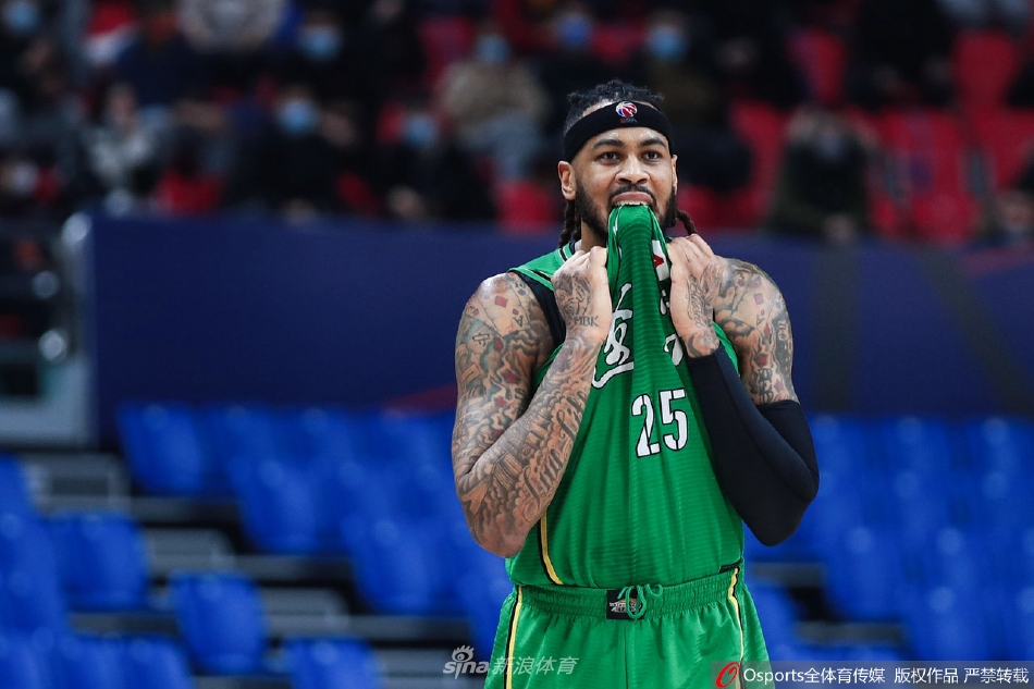 总决赛紧张激烈的对抗中，莫兰德为了争抢球权奋不顾身地鱼跃飞出底线，整个身体横在空中，表情极其专注且用力，完美诠释了拼命三郎的赛场作风。