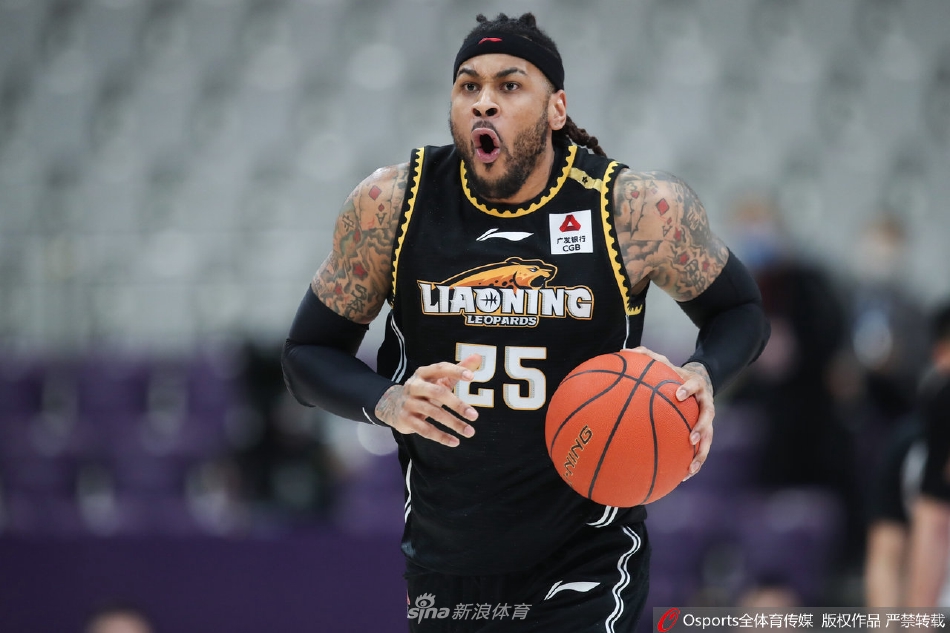 莫兰德在篮下拼抢中被对手打到面部，头上的黑色发带瞬间滑落，像眼罩一样紧紧蒙住双眼，他在场上茫然不知所措的样子令人忍俊不禁。