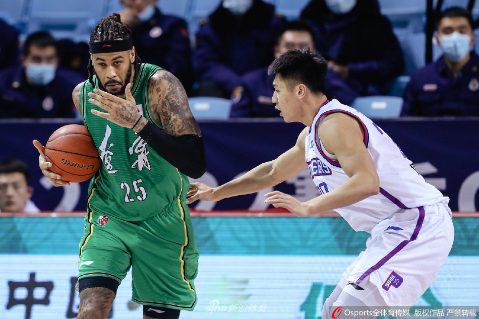 辽宁队夺冠后的更衣室里气氛沸腾，外援莫兰德兴奋地抱住主教练杨鸣，出其不意地在对方脸上印下一记响亮的吻，杨鸣指导躲闪不及，脸上写满了惊愕与无奈。