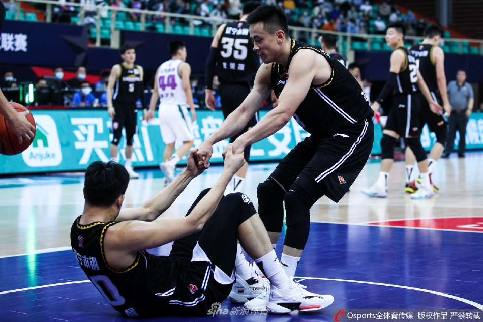 郭艾伦紧握双拳，对着镜头尽情嘶吼，脖子上暴起的青筋和泛红的眼眶诉说着他这些年来的坚持与不易，身旁的付豪用力抱住他，分享这份迟来的喜悦