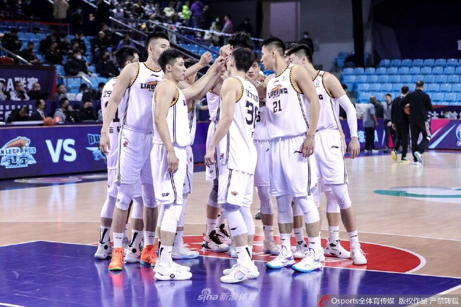 老帅蒋兴权指导被弟子们簇拥在中间，满头白发的他笑得像个孩子，怀里紧紧抱着刚刚获得的冠军鼎，这一刻是荣耀的传承，更是温情的定格