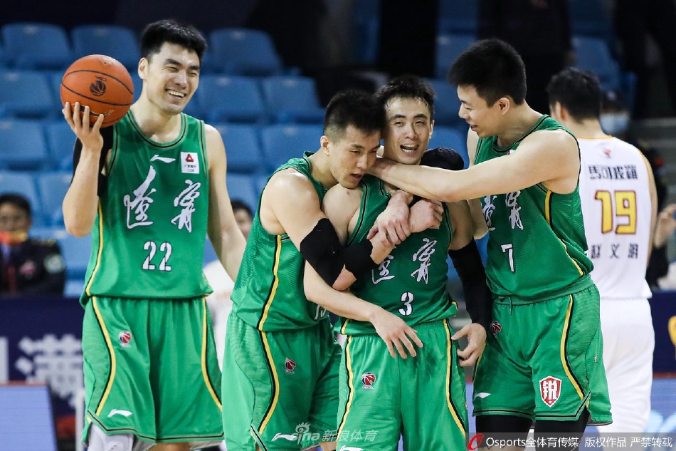 终场哨响的那一刻，辽宁队的英雄们紧紧相拥，金色的纸带漫天飞舞，赵继伟与郭艾伦忘情地抱在一起，所有的压力在这一瞬间化作了喜悦的泪水