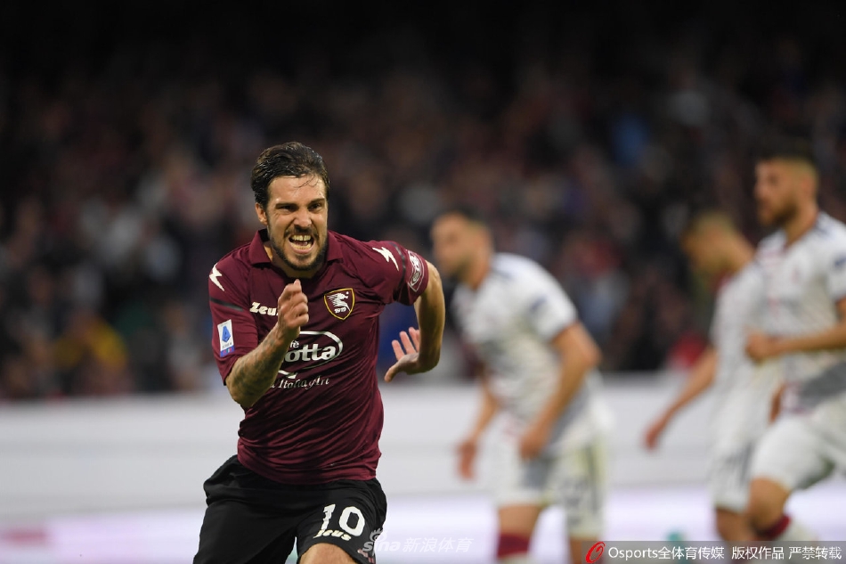 萨勒尼塔纳前锋带球突破，两名卡利亚里后卫贴身紧逼，场上对抗异常激烈