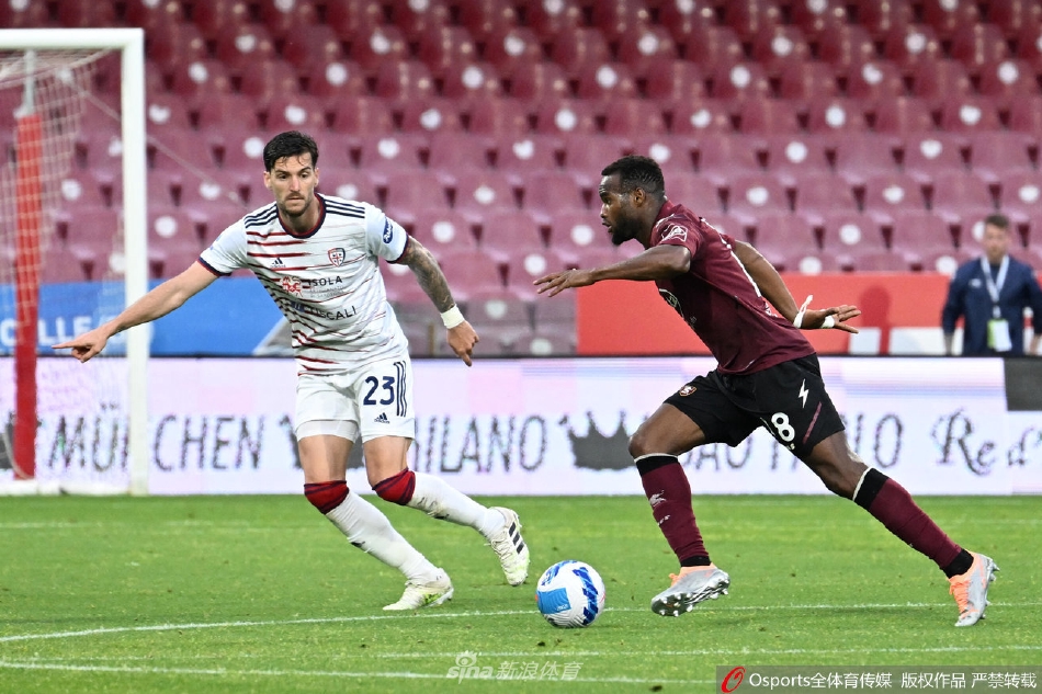 萨勒尼塔纳球员在比赛末段力竭倒地，眼神中流露出不甘与疲惫