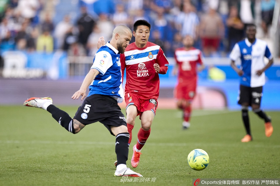 ??爵士球館大屏幕的飾面松動 熱身的球員和教練已被清出場