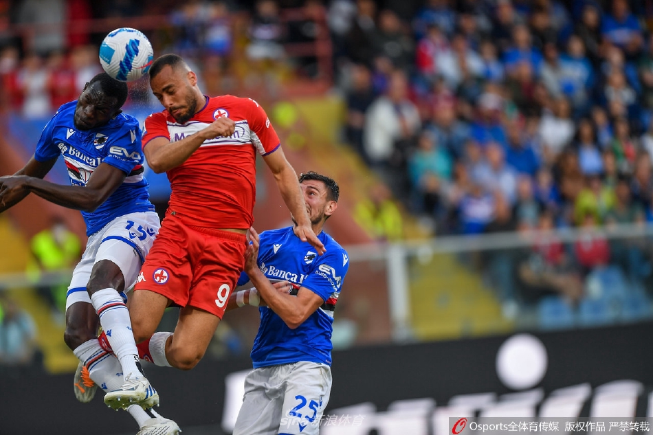 桑普多利亚球员赛后相拥庆祝胜利，脸上洋溢着激动笑容，背景是逐渐散去的球迷