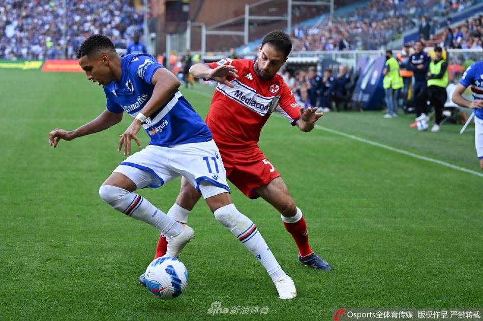 桑普多利亚老将坎德雷瓦开出角球，姿势舒展，皮球划出一道精准弧线飞向禁区