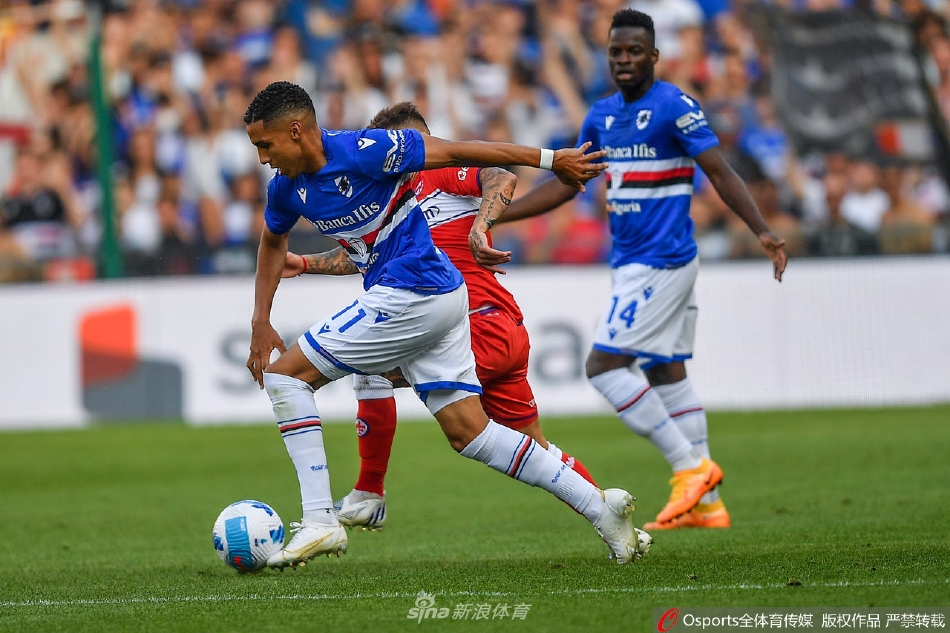 桑普多利亚后卫阿莱士·费拉里高高跃起，力压佛罗伦萨前锋，完成关键头球解围