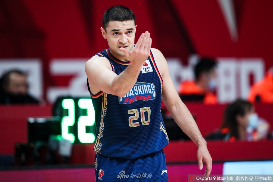 获胜后的西热力江与弟子们击掌相庆，脸上的汗水遮不住笑意，此刻的他既是运筹帷幄的主帅，也是与兄弟们共享喜悦的老大哥。