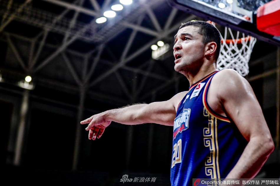 西热力江手握战术板，眼神坚毅，仿佛在沉思新赛季的攻防布局，身後的训练场馆见证着他从球员到帅位的蜕变。