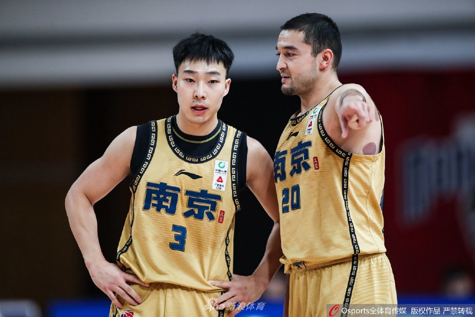 训练场上，西热力江亲自上阵示范防守动作，年轻的球员们围在他身边认真聆听，他不仅是教练更是与弟子们并肩作战的大师兄。