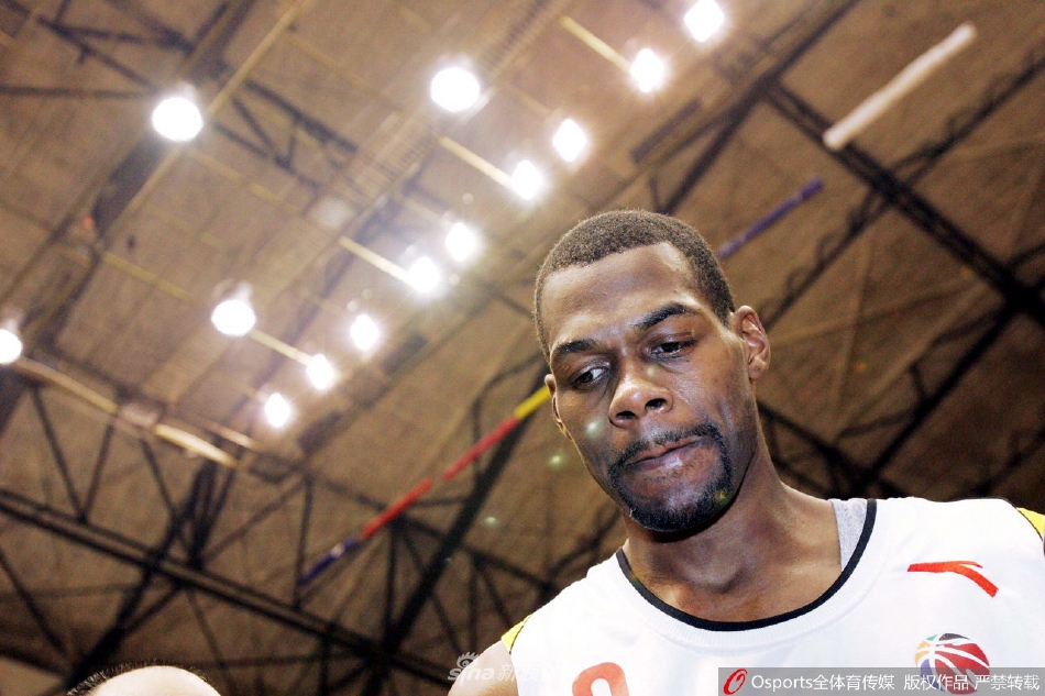 罗德在严密防守下送出妙传,眼神飘忽不定,他是CBA历史助攻榜上前十名中效率最高的球员,盘活了整支东北虎的进攻。