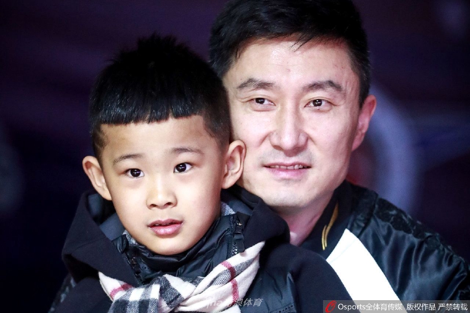 前国手莫科与其爱女,父亲怀抱女儿,画面充满了铁汉柔情的温馨感,小女孩表情呆萌。