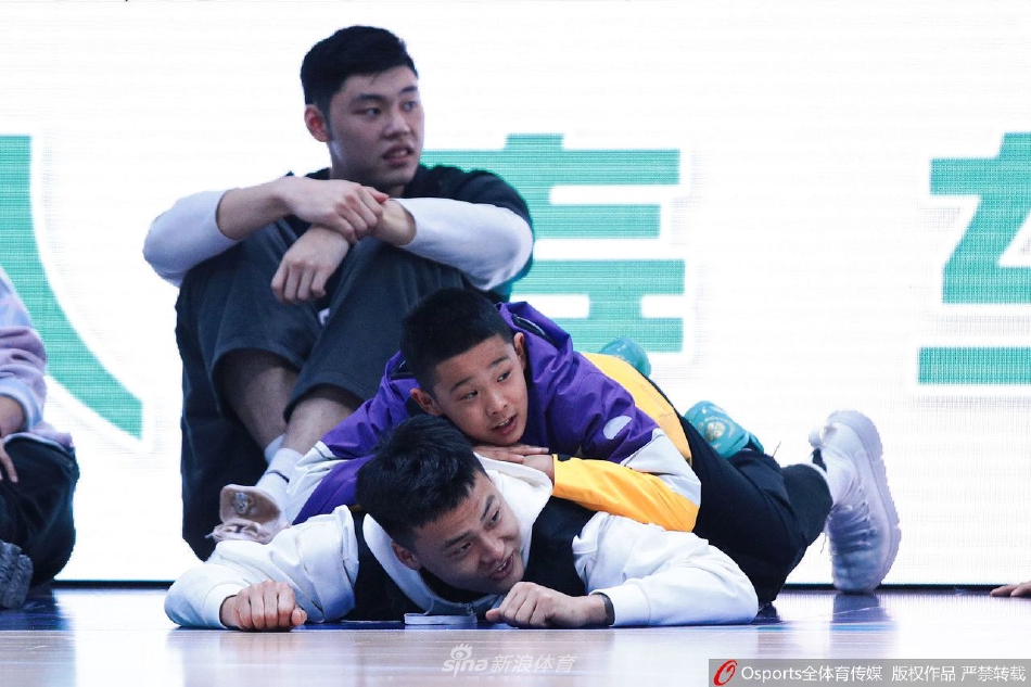 广东男篮传奇人物朱芳雨的小儿子,在球场上运球突破,眼神专注,颇有乃父当年的风采。