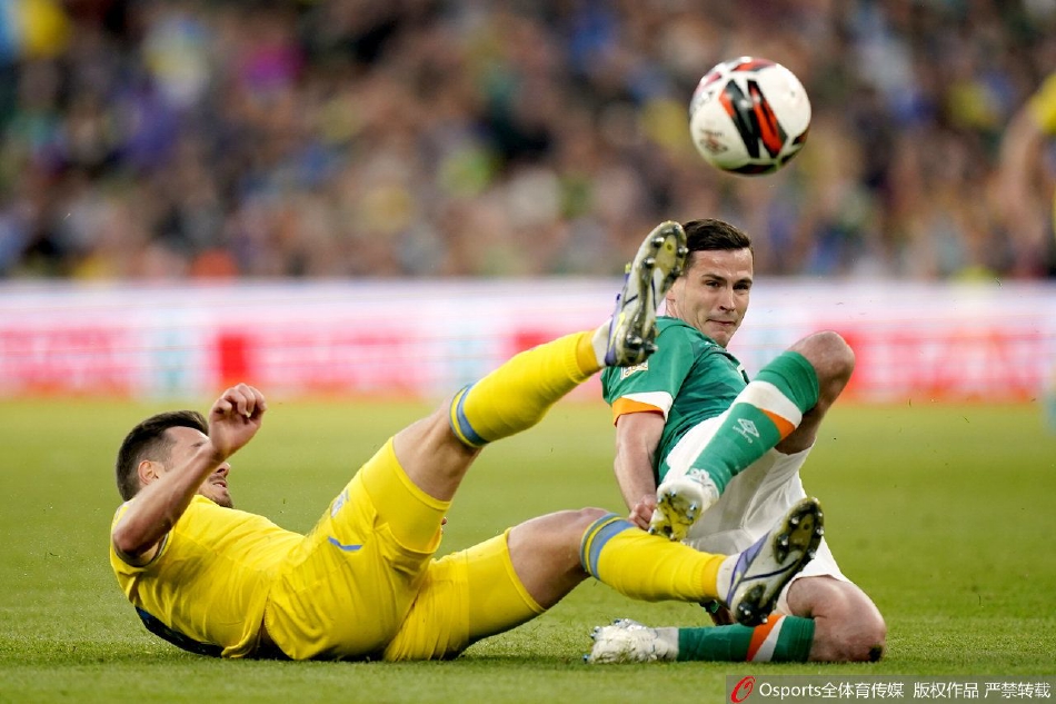 比赛终场哨响，乌克兰队员围拢在一起相互鼓励，背影在球场灯光下拉长，庆祝这场来之不易的客场胜利。