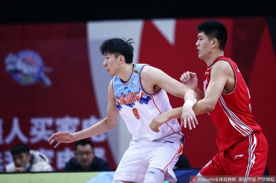 训练场上，刘传兴正进行低位背身单打练习，汗水浸湿了他的球衣，肌肉线条在发力时清晰可见，专注神情彰显着职业球员的敬业精神。