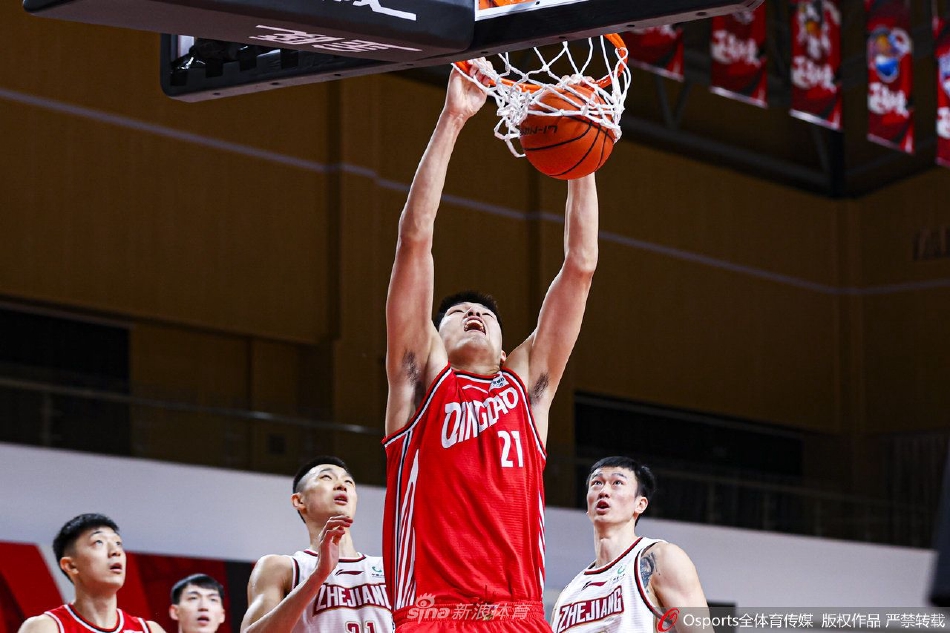 东亚超级联赛发布会现场，刘传兴与球队主教练布莱恩·戈尔握手合影，两人面带笑容，身后是湾区翼龙队的队徽，象征着新征程的正式开启。