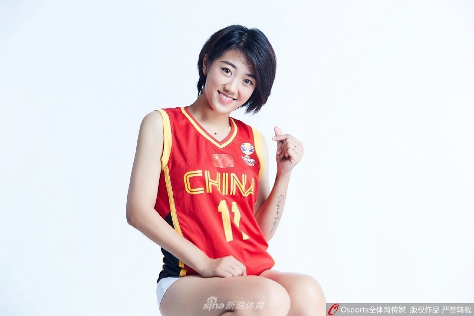 这张横构图的画面中,几位啦啦队员错落有致地站在一起,同时对着镜头做出不同的“比心”动作,洋溢的青春气息和整齐划一的团队默契扑面而来。