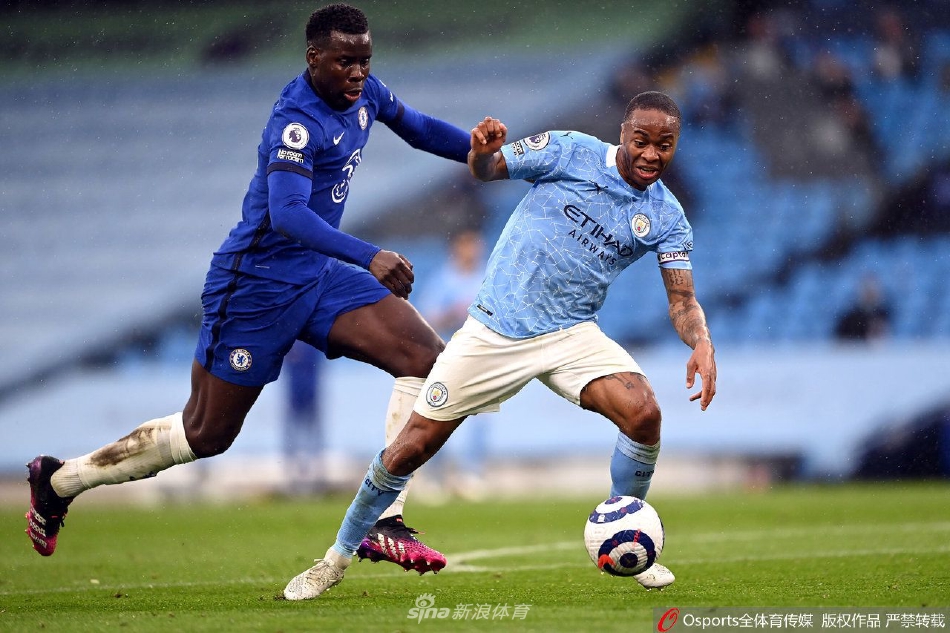 斯特林与俱乐部官员握手签约，标志着新合作的正式开启