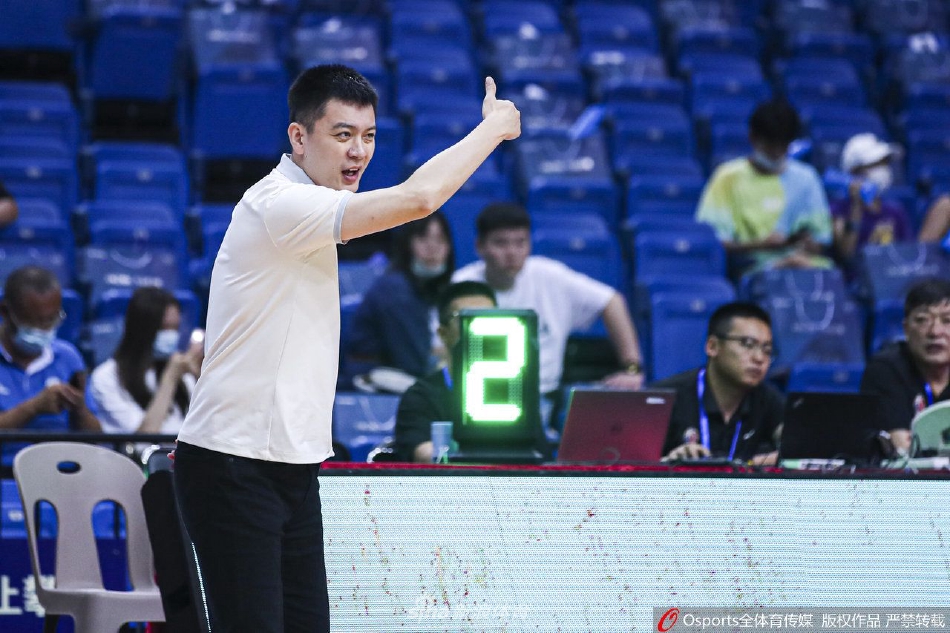 王俊杰持球面对防守，眼神冷静而狡黠，一个迅捷的交叉变向晃开对手，仿佛在夏日微风中翩翩起舞，将防守者甩在身后。