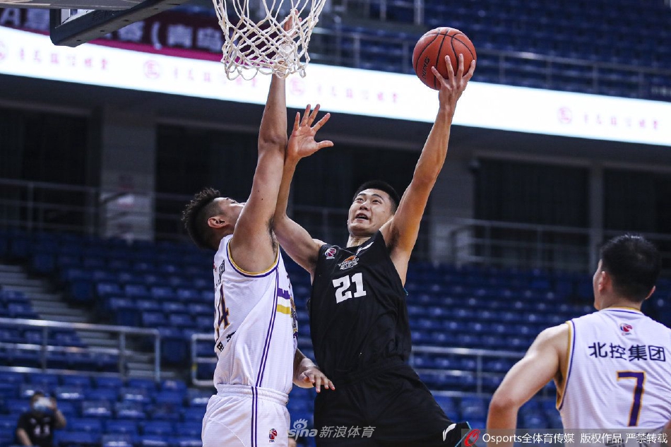 获胜后的北控球员们围聚在一起，年轻的脸庞上挂满夏日拼搏的汗珠，眼中闪烁着超越比分本身的喜悦与对未来的无限憧憬。