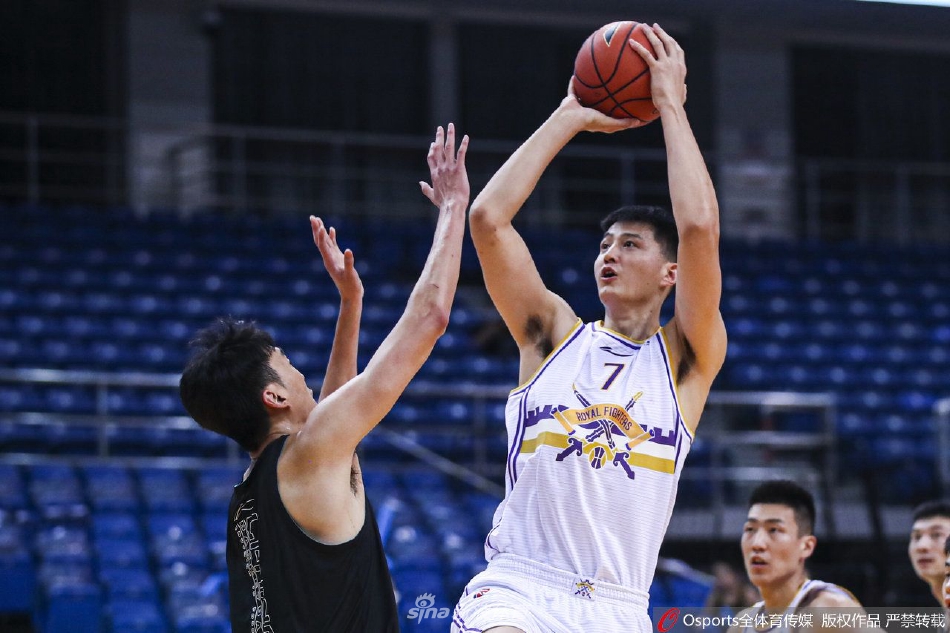 北控球员在开场跳球中奋力跃起，指尖仿佛要触碰青岛球馆上空的炽热空气，为这场夏日对决拉开序幕。