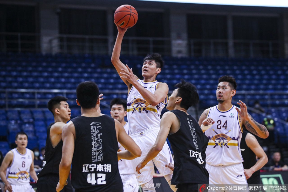 俞长栋在辽宁内线群中高高跃起，犹如鹤立鸡群，单手牢牢抓住篮板球，他的眼神坚毅，宣告着对禁区的绝对统治权。