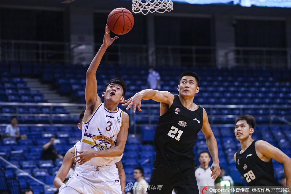 张帆在三分线外自信出手，篮球划过青岛的夏日长空，如精确制导的导弹般空心入网，瞬间点燃替补席的激情。