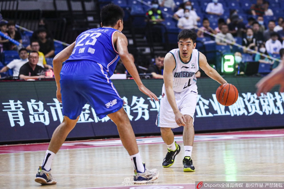 天津先行者队的进攻核心持球正面突破，面对青岛队的双人包夹毫无惧色，他压低重心试图撕开防线，整个画面充满了肌肉碰撞的张力。
