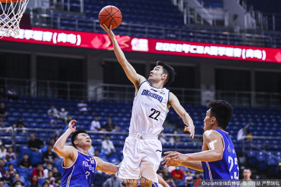 青岛队的防守球员如影随形般紧贴天津队的外线射手，双手高高举起进行遮眼防守，这种窒息般的防守强度正是青岛队能够逆转比赛的关键所在。