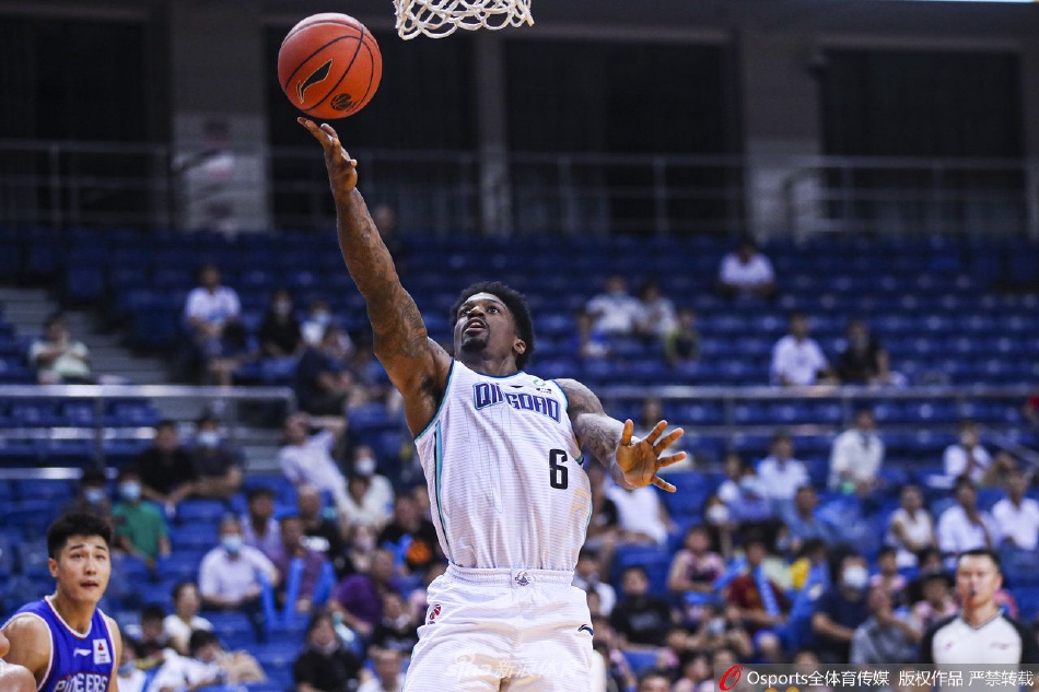 主教练刘维伟在场边激情指挥，他用手势比划着战术，神情专注而严肃，这位少帅的到来为青岛队注入了全新的战术理念和铁血精神。