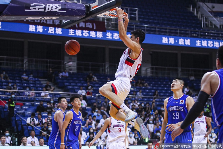 广州队球员祝铭震在对手的严防死守下，依然眼神坚毅，稳稳出手投篮。
