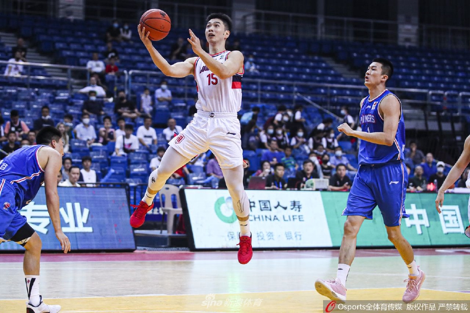 天津先行者队核心时德帅面对防守，以标志性的后仰跳投出手，动作一气呵成。