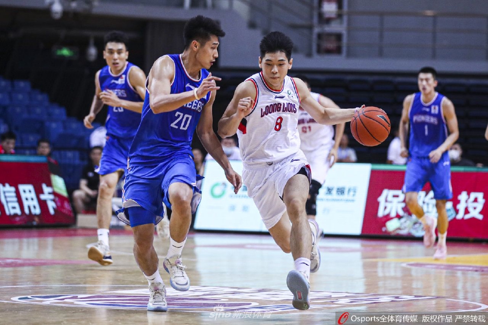 广州队年轻球员崔永熙高高跃起，上演单手劈扣，展现惊人的身体素质。