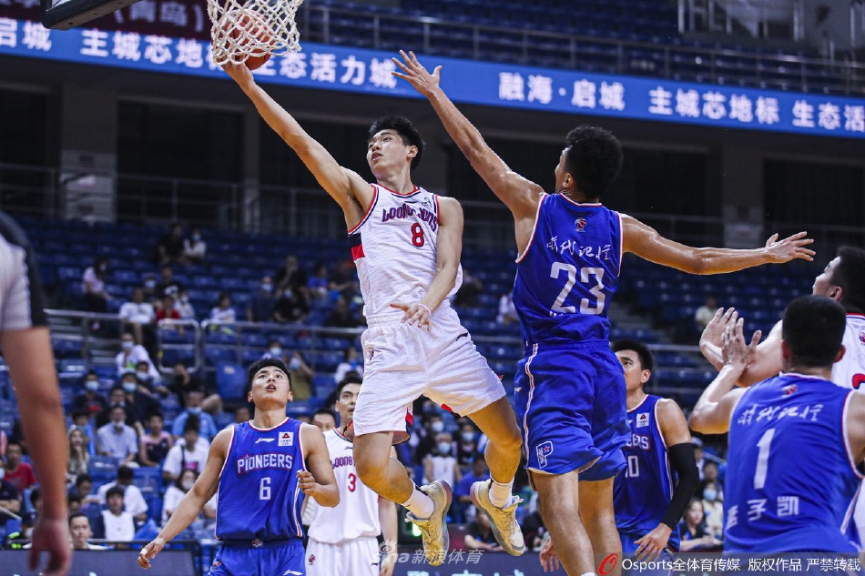 广州队内线新星焦泊乔在篮下卡位，强硬摘下进攻篮板，肌肉碰撞的激烈感扑面而来。