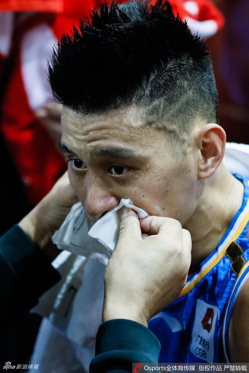 特写镜头捕捉到林书豪的手臂，上面布满了清晰可见的抓痕和血印，护臂也没能完全保护他，这些伤痕无声地诉说着他在场上所遭遇的野蛮防守。