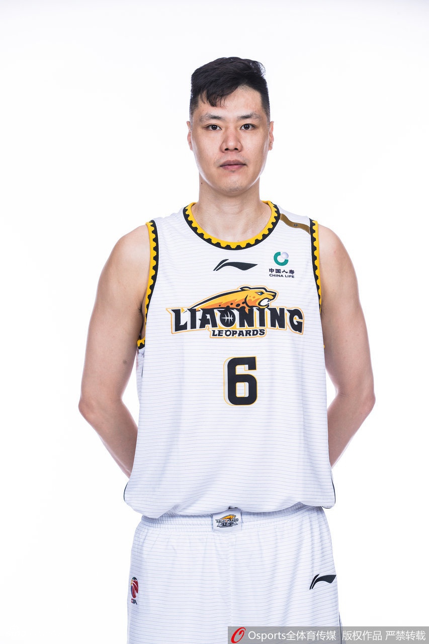 贺天举右手缠着厚厚的绷带，独自坐在场边神情落寞，远处的队友们正在热身，他却只能作壁上观。