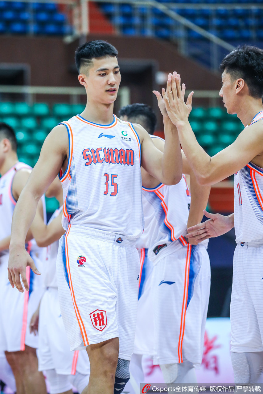 身穿白色球衣的景菡一在快攻中犹如一道白色的闪电，他单手抓球，眼神坚毅地望向篮筐，身前防守的对手只能望尘莫及，整个画面充满了速度与爆发力的美感。