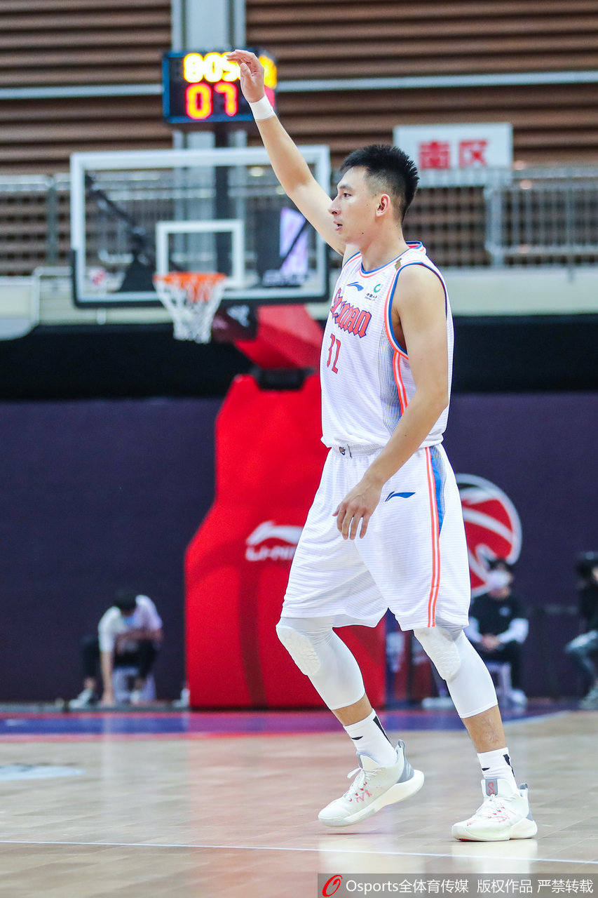 北控队员张帆在三分线外觅得稍纵即逝的空档，果断出手，皮球在空中划出一道彩虹般的优美弧线，他的眼神紧紧跟随着旋转的篮球，仿佛在祈祷它能精准地坠入网窝。