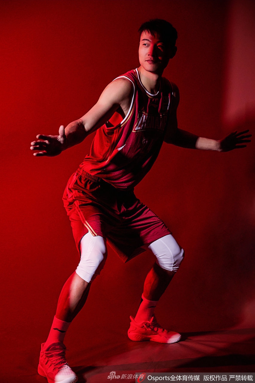 镜头下的朱旭航双臂肌肉紧绷,线条分明,汗水闪耀着光芒,无声地诉说着休赛期里日复一日的苦练,只为在新赛季迸发出更强的力量。
