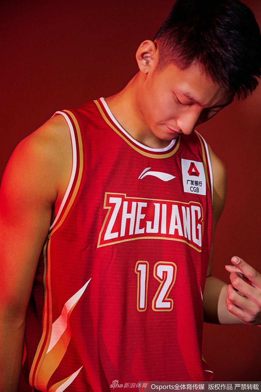 程帅澎身着酷黑战袍,侧身回眸的瞬间充满了张力,眼神中透露出一股不服输的倔强与杀气,完美诠释了他作为球队外线尖刀的犀利本色。