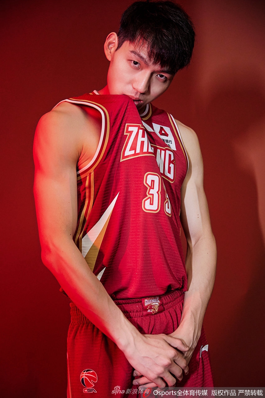 王奕博运球突破的瞬间被定格,他重心压得极低,身体线条充满了爆发力,仿佛下一秒就要像离弦之箭般撕开对手的整条防线。