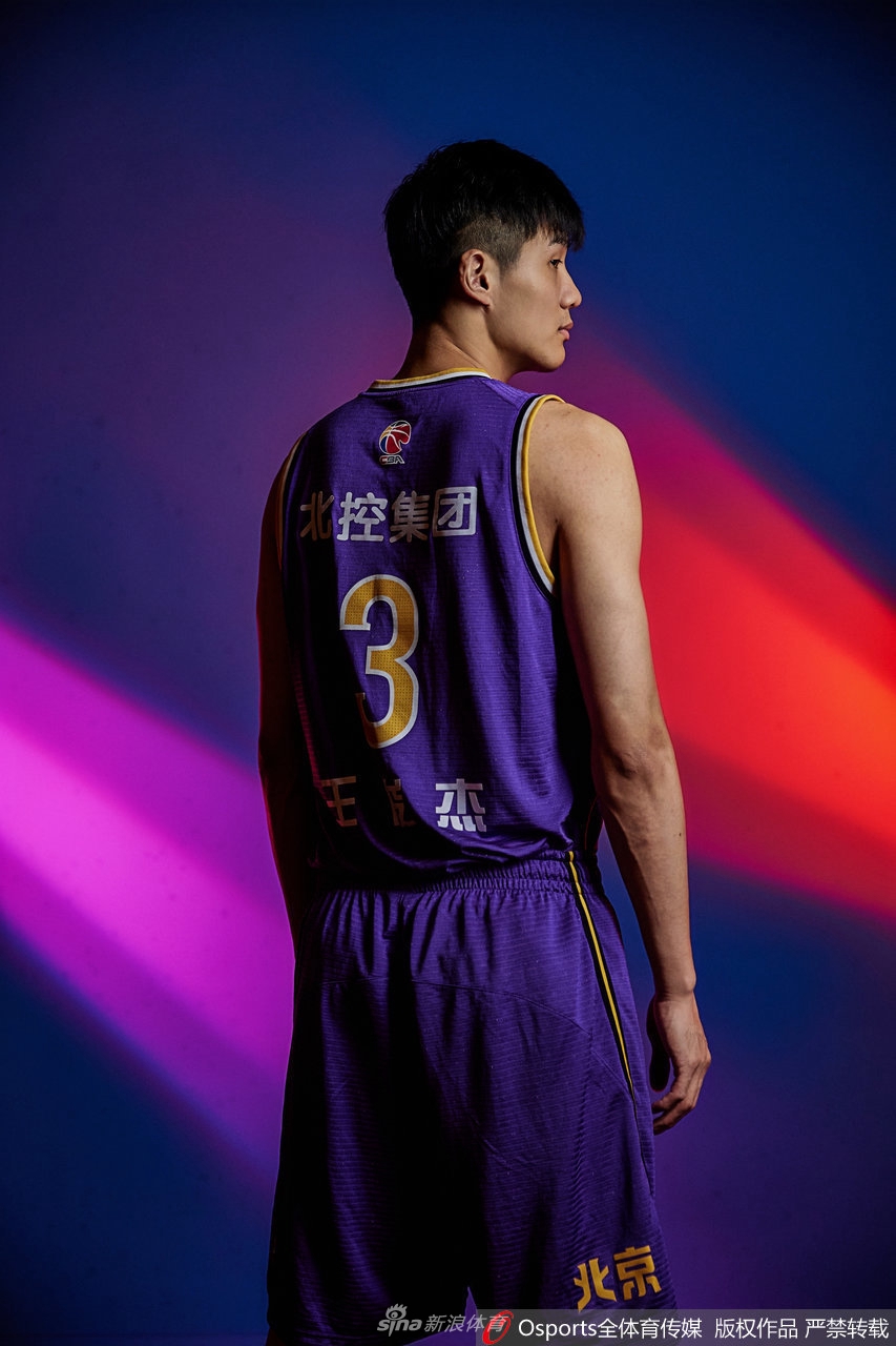 老将孙桐林在低位持球，利用丰富的经验卡住位置，准备用细腻的技术教训对位的年轻防守者。