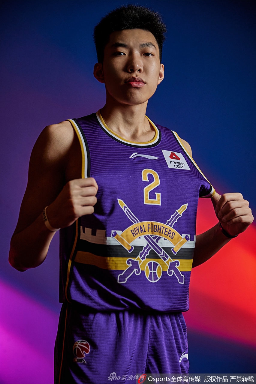 球队核心后卫张帆在聚光灯下运球穿越，眼神如炬凝视前方，仿佛早已看穿对手的防线。