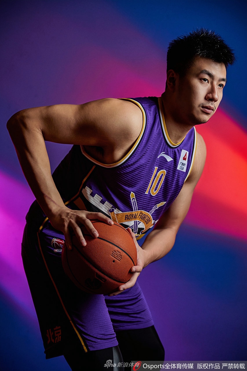 内线支柱邹雨宸在篮下犹如铁塔般矗立，手臂高扬准备完成一次霸气的双手灌筐，彰显禁区统治力。