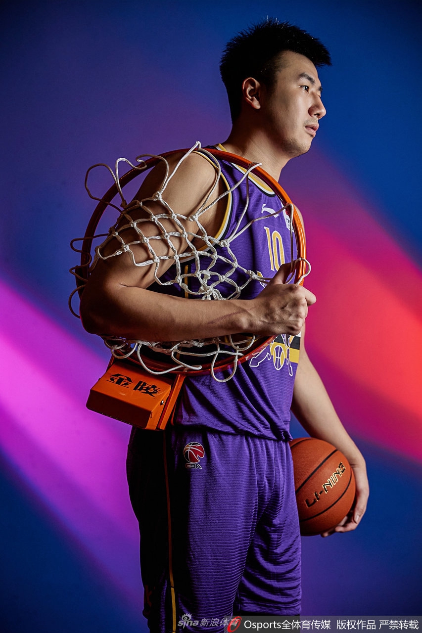 潜力新星廖三宁面带青涩却目光坚定，在虚化的背景前运球突破，象征着北控未来的希望之火。