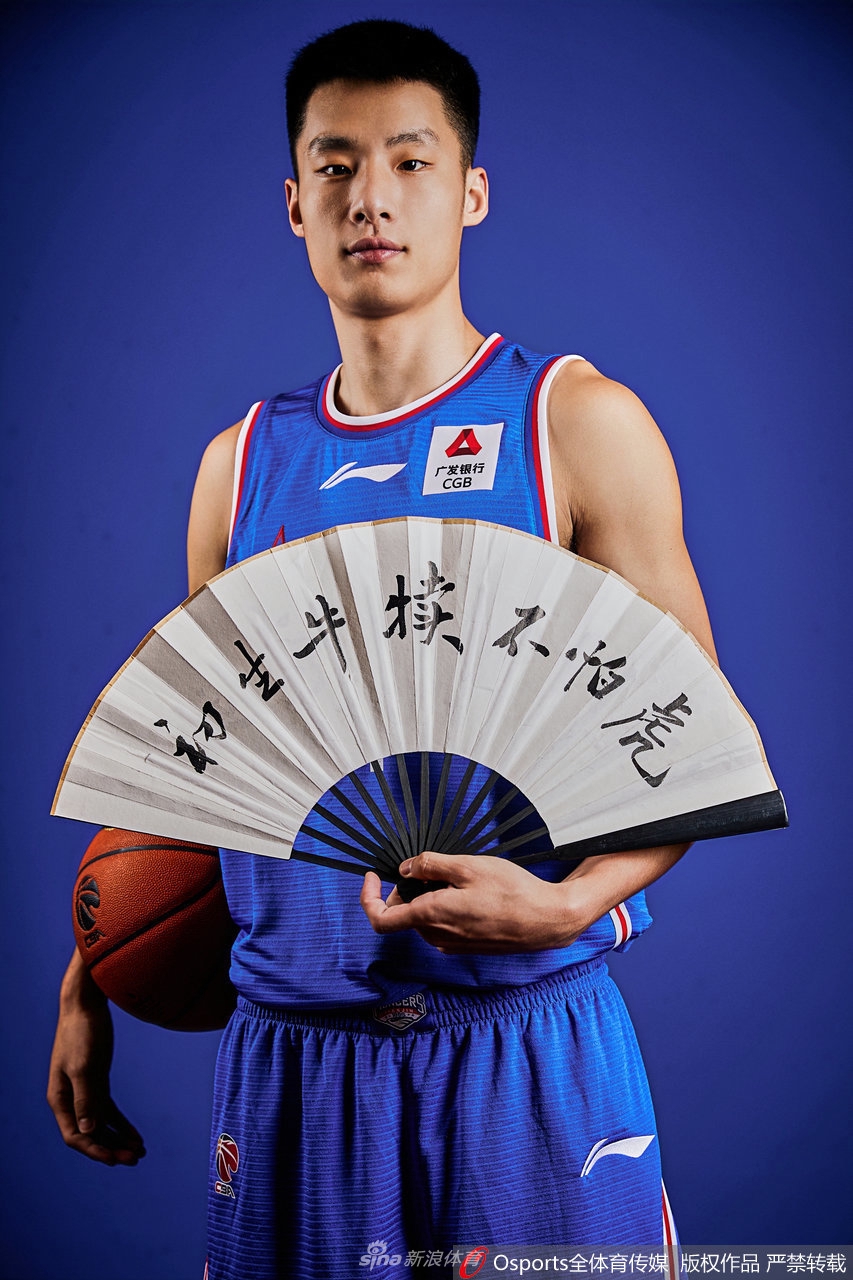 休息间隙,球员神情放松却又若有所思,柔和的光线打在他轮廓分明的侧脸上,这一刻的静谧之下,涌动着对未来的无限憧憬。